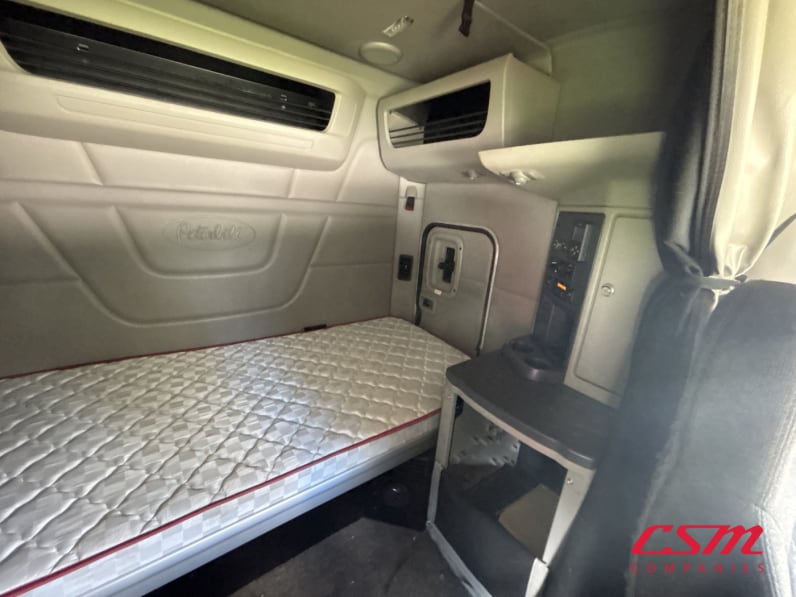 Interior driver side sleeper for this 2023 Peterbilt 579 (Stock number: UPD806295)Weeee