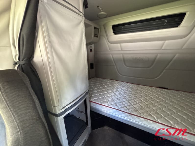 Interior passenger side sleeper for this 2023 Peterbilt 579 (Stock number: UPD806295)Weeee