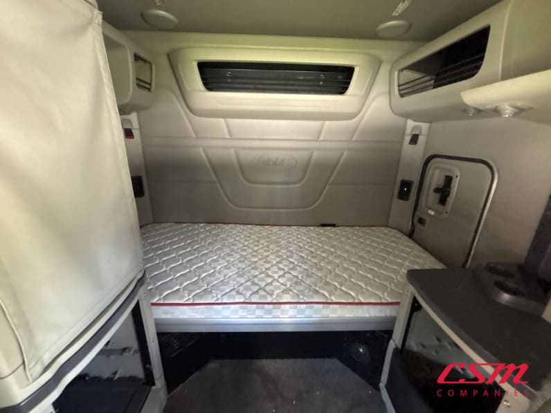 Interior wide sleeper view for this 2023 Peterbilt 579 (Stock number: UPD806295)Weeee