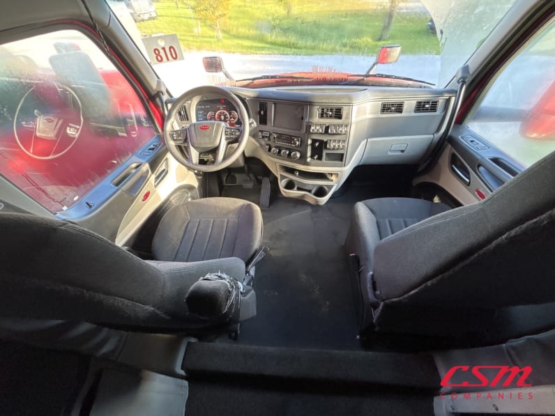 Interior cockpit for this 2023 Peterbilt 579 (Stock number: UPD806296)Weeee