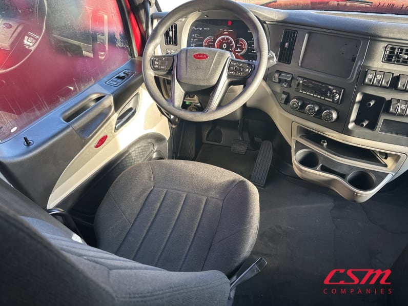 Interior dash for this 2023 Peterbilt 579 (Stock number: UPD806296)Weeee