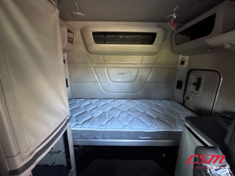 Interior wide sleeper view for this 2023 Peterbilt 579 (Stock number: UPD806296)Weeee