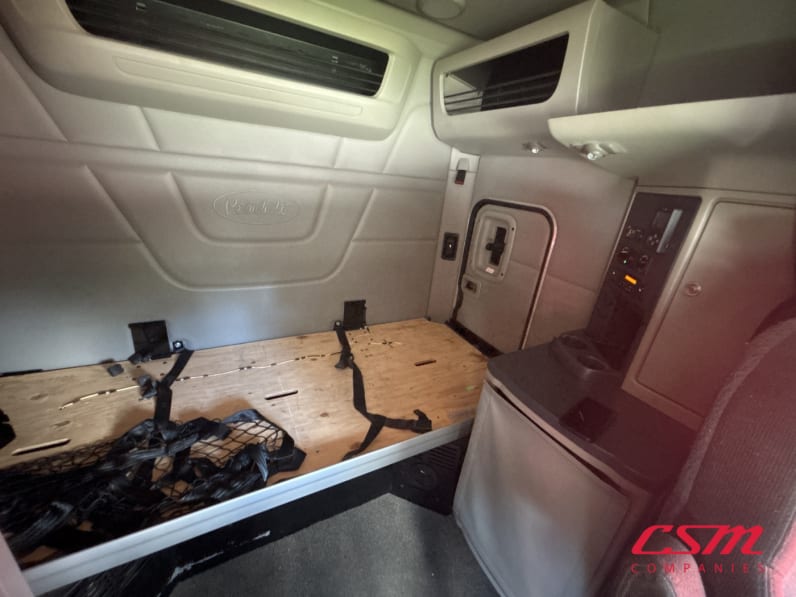 Interior driver side sleeper for this 2023 Peterbilt 579 (Stock number: UPD806297)Weeee