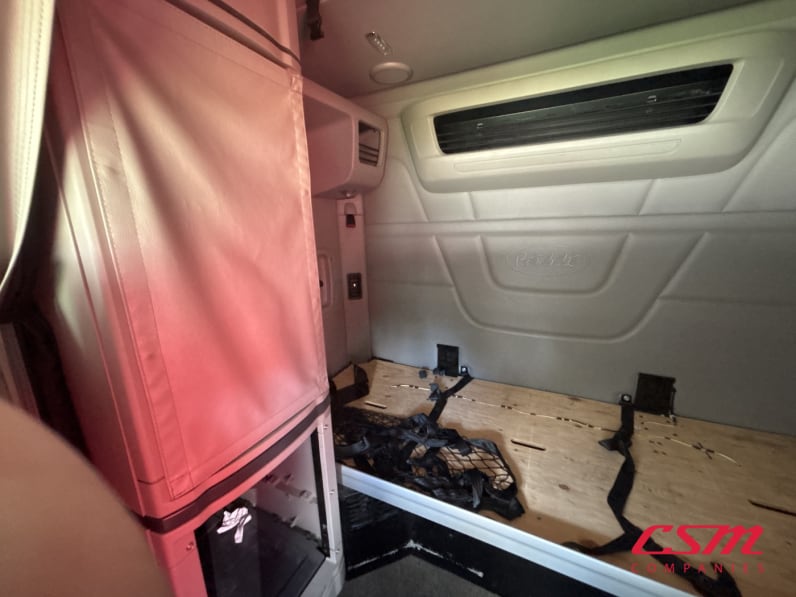 Interior passenger side sleeper for this 2023 Peterbilt 579 (Stock number: UPD806297)Weeee