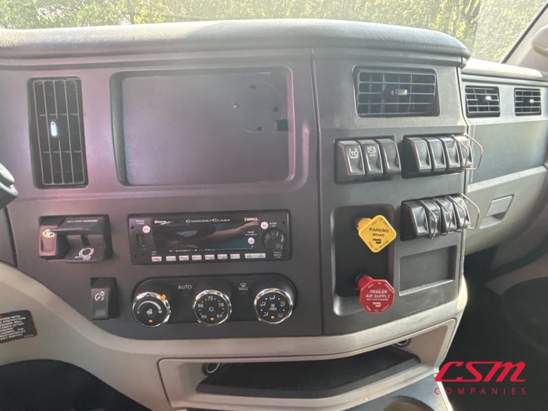 Interior radio and navigation system for this 2023 Peterbilt 579 (Stock number: UPD806297)Weeee