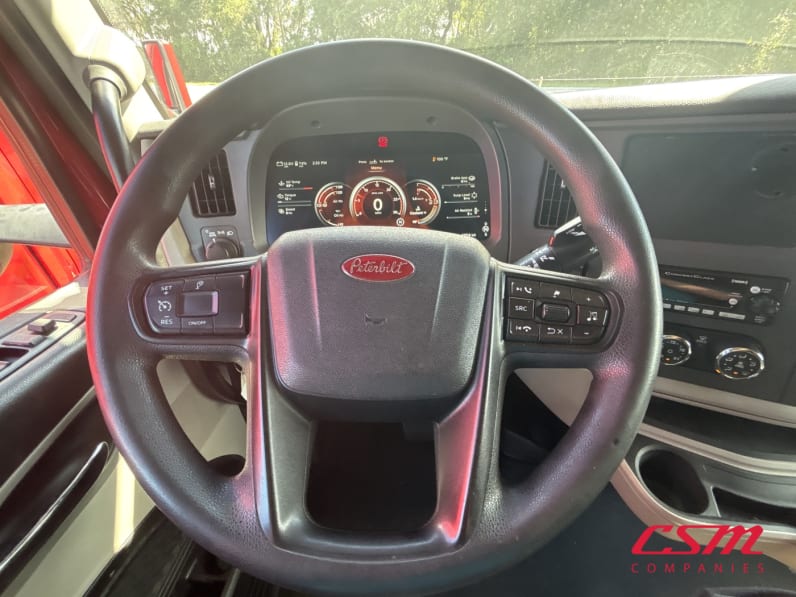 Interior steering wheel for this 2023 Peterbilt 579 (Stock number: UPD806297)Weeee