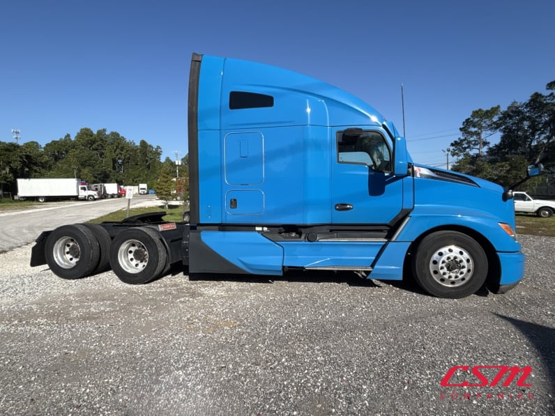 Exterior full passenger side for this 2023 Kenworth T680 (Stock number: UPJ216761)Weeee