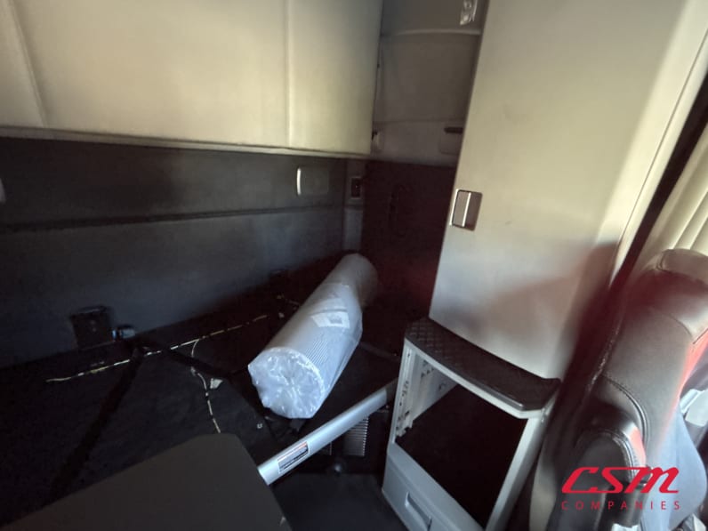 Interior driver side sleeper for this 2023 Kenworth T680 (Stock number: UPJ216761)Weeee