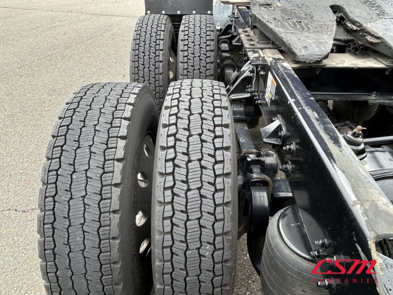 Driver side rear frame and tire tread for this 2023 Kenworth T680 (Stock number: UPJ216825)Weeee
