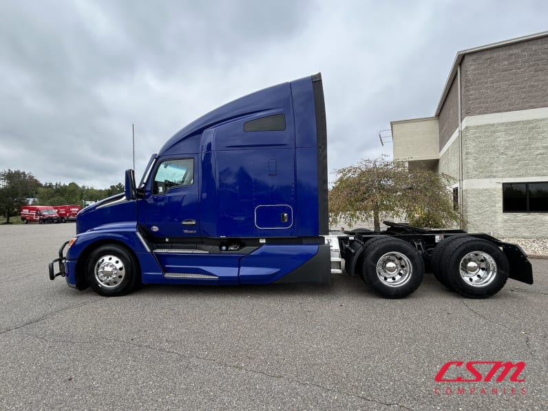 Exterior full driver side for this 2023 Kenworth T680 (Stock number: UPJ216825)Weeee