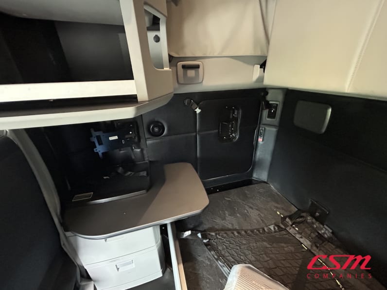 Interior passenger side sleeper for this 2023 Kenworth T680 (Stock number: UPJ216825)Weeee