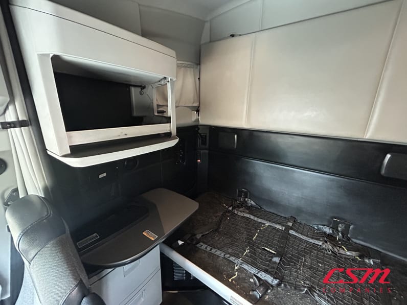 Interior passenger side sleeper for this 2023 Kenworth T680 (Stock number: UPJ216846)Weeee