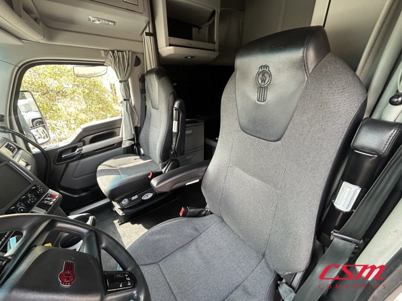 Interior seats for this 2023 Kenworth T680 (Stock number: UPJ216846)Weeee