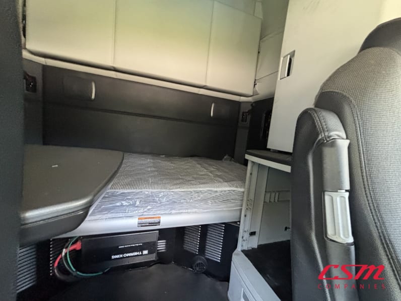 Interior driver side sleeper for this 2023 Kenworth T680 (Stock number: UPJ216851)Weeee
