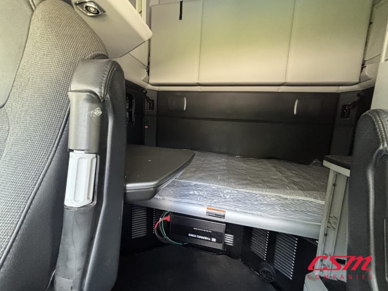 Interior wide sleeper view for this 2023 Kenworth T680 (Stock number: UPJ216851)Weeee