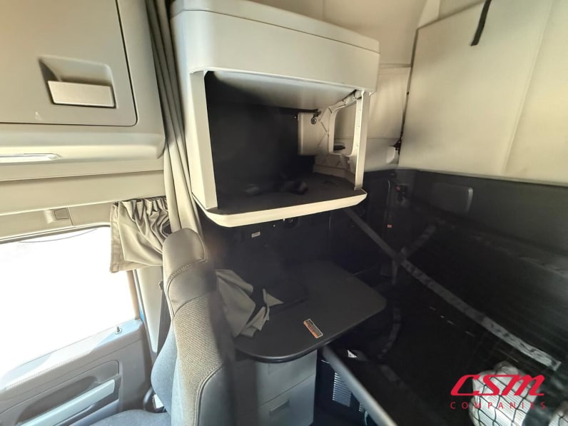Interior passenger side sleeper for this 2023 Kenworth T680 (Stock number: UPJ216954)Weeee
