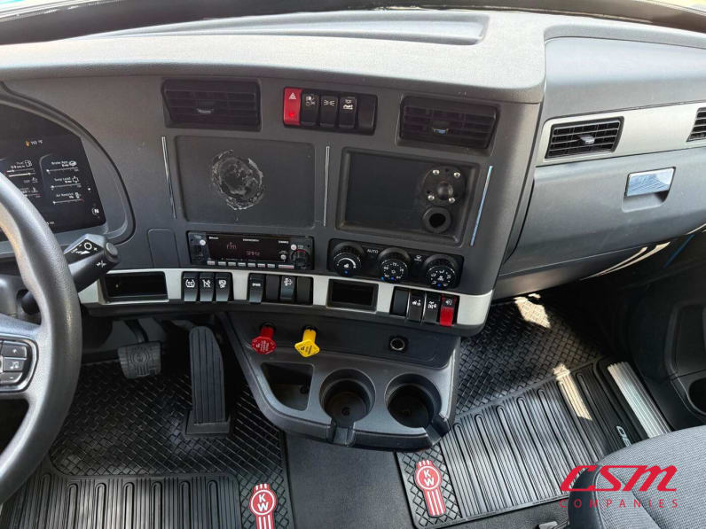 Interior radio and navigation system for this 2023 Kenworth T680 (Stock number: UPJ216954)Weeee