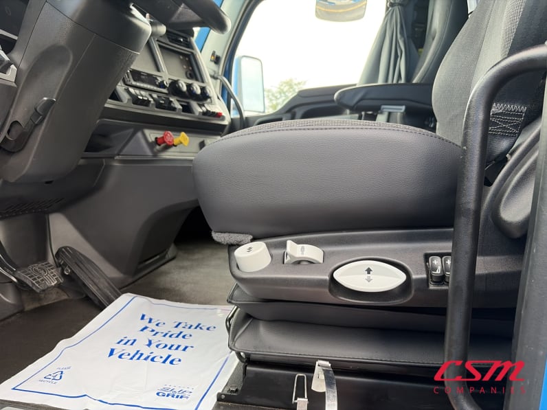 Drivers side door open for this 2023 Kenworth T680 (Stock number: UPJ216985)Weeee