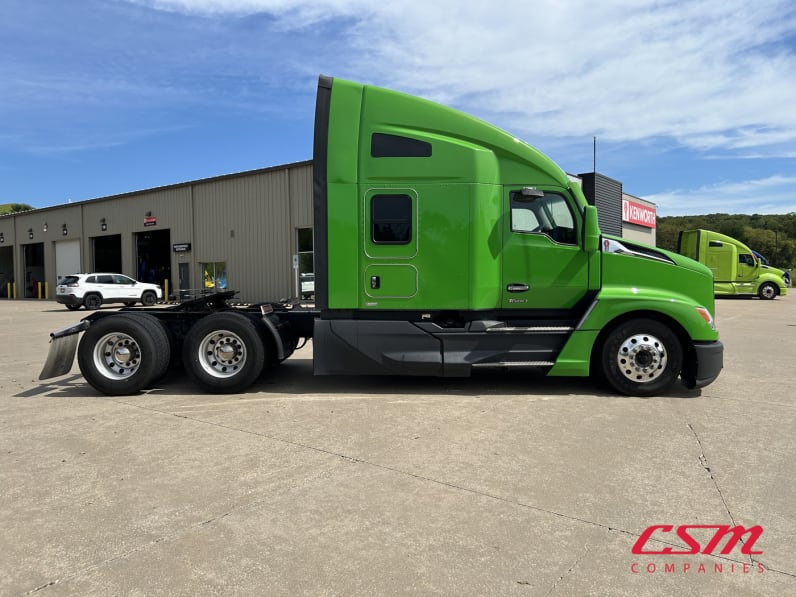 Exterior full passenger side for this 2023 Kenworth T680 (Stock number: UPJ217559)Weeee