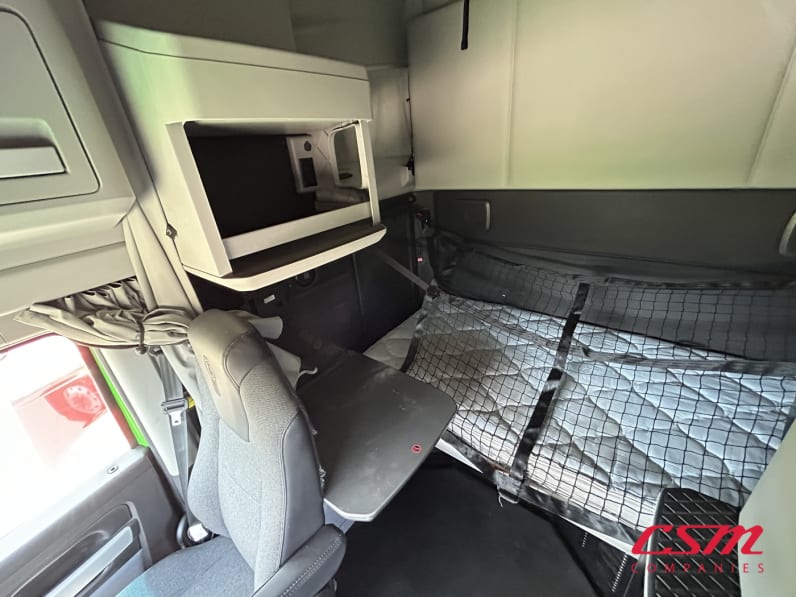 Interior passenger side sleeper for this 2023 Kenworth T680 (Stock number: UPJ217559)Weeee