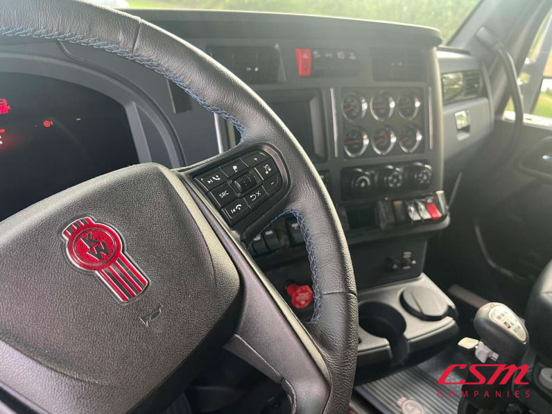 Interior dash for this 2023 Kenworth W990 (Stock number: UPJ220957)