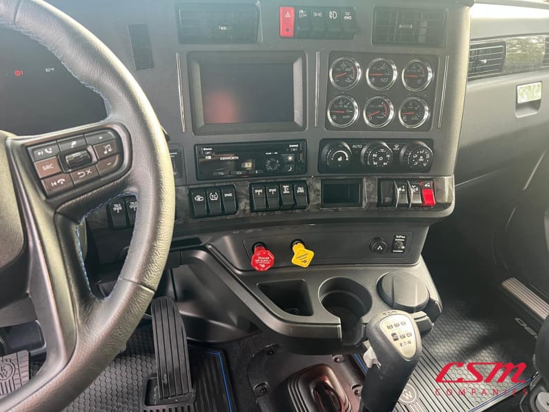 Interior radio and navigation system for this 2023 Kenworth W990 (Stock number: UPJ220957)