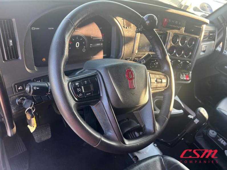 Interior steering wheel for this 2023 Kenworth W990 (Stock number: UPJ220958)