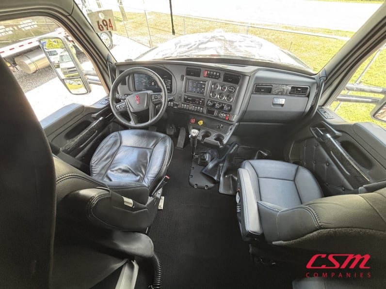 Interior cockpit for this 2023 Kenworth W990 (Stock number: UPJ220959)