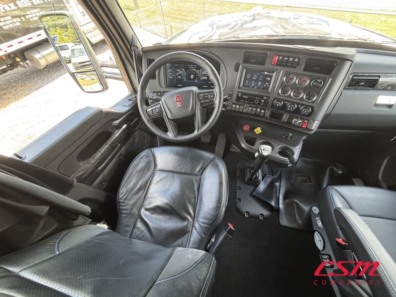Interior dash for this 2023 Kenworth W990 (Stock number: UPJ220959)