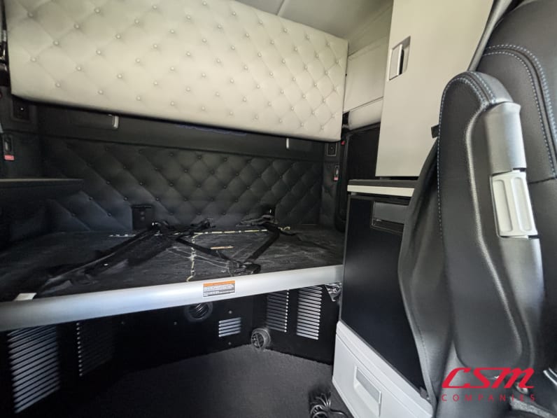 Interior driver side sleeper for this 2023 Kenworth W990 (Stock number: UPJ220959)