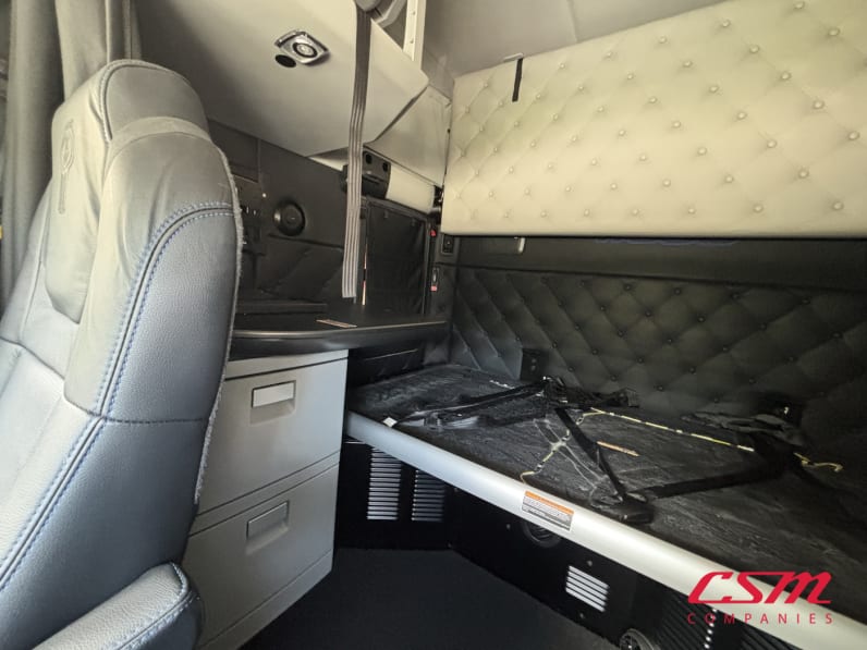 Interior passenger side sleeper for this 2023 Kenworth W990 (Stock number: UPJ220959)