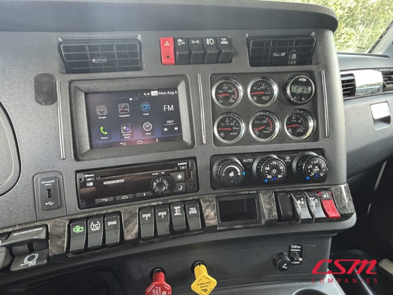 Interior radio and navigation system for this 2023 Kenworth W990 (Stock number: UPJ220959)