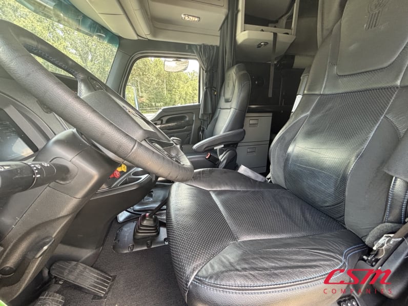 Interior seats for this 2023 Kenworth W990 (Stock number: UPJ220959)