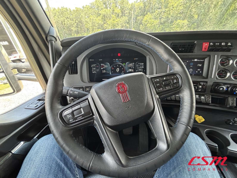 Interior steering wheel for this 2023 Kenworth W990 (Stock number: UPJ220959)