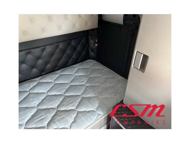 Interior driver side sleeper for this 2023 Kenworth W990 (Stock number: UPJ220961)