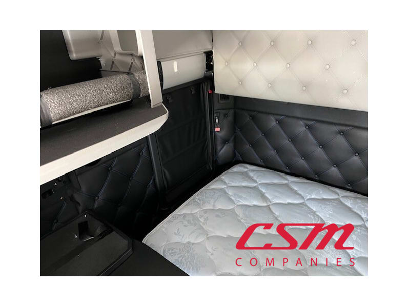 Interior passenger side sleeper for this 2023 Kenworth W990 (Stock number: UPJ220961)