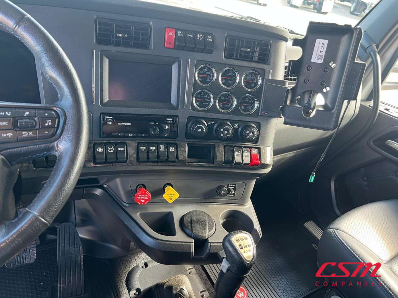 Interior dash for this 2023 Kenworth W990 (Stock number: UPJ220962)