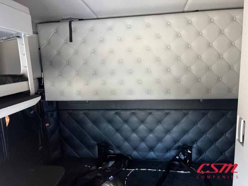 Interior wide sleeper view for this 2023 Kenworth W990 (Stock number: UPJ220962)