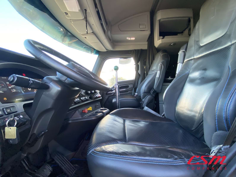 Interior seats for this 2023 Kenworth W990 (Stock number: UPJ220963)