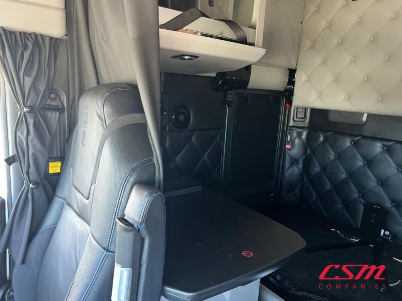 Interior passenger side sleeper for this 2023 Kenworth W990 (Stock number: UPJ220964)