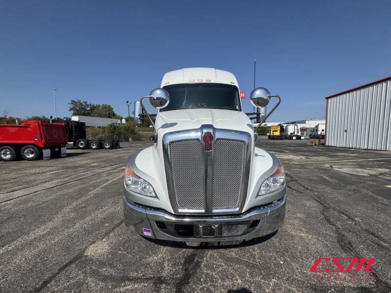 Exterior full front view for this 2023 Kenworth T680 (Stock number: UPJ231782)