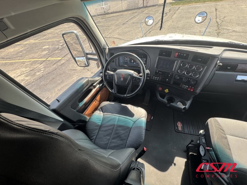 Interior dash for this 2023 Kenworth T680 (Stock number: UPJ231782)