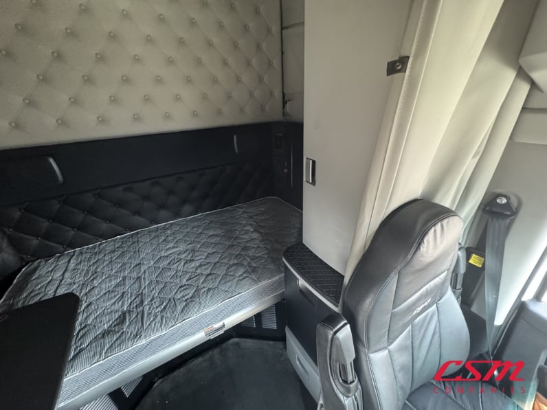 Interior driver side sleeper for this 2023 Kenworth T680 (Stock number: UPJ231782)