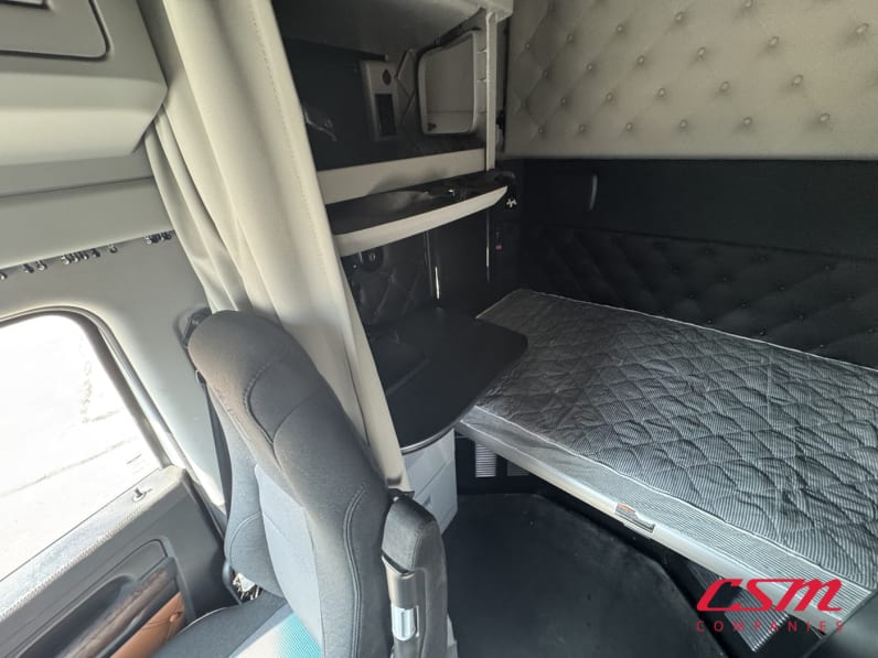 Interior passenger side sleeper for this 2023 Kenworth T680 (Stock number: UPJ231782)