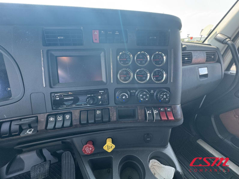 Interior radio and navigation system for this 2023 Kenworth T680 (Stock number: UPJ231782)