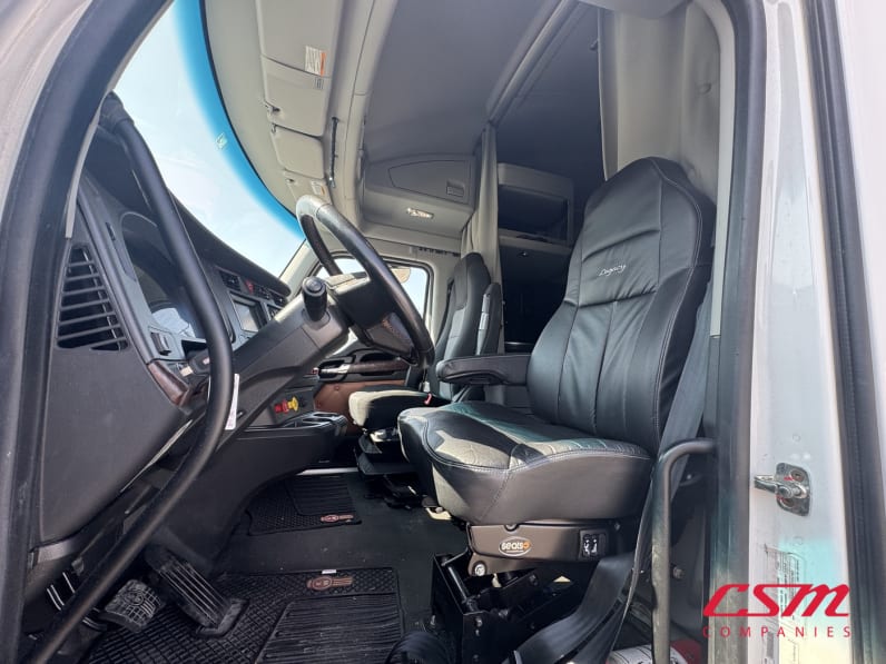 Interior seats for this 2023 Kenworth T680 (Stock number: UPJ231782)