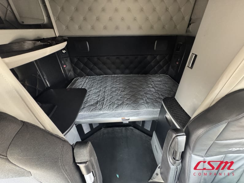 Interior wide sleeper view for this 2023 Kenworth T680 (Stock number: UPJ231782)