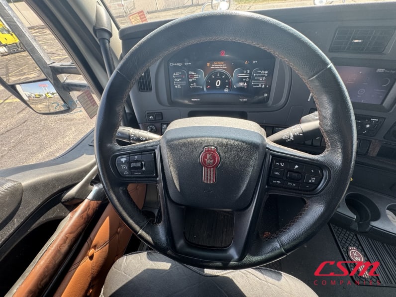 Interior steering wheel for this 2023 Kenworth T680 (Stock number: UPJ231782)