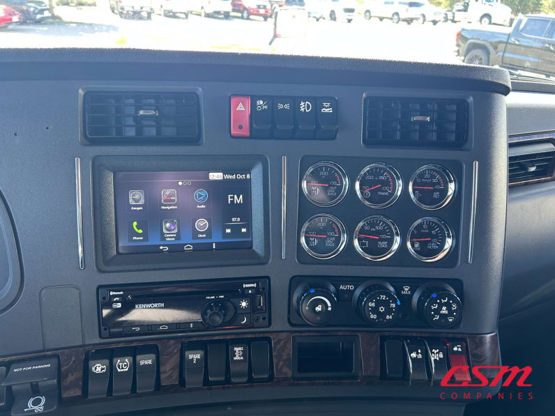Interior radio and navigation system for this 2023 Kenworth W990 (Stock number: UPJ240230)