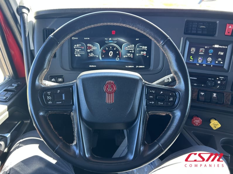 Interior steering wheel for this 2023 Kenworth W990 (Stock number: UPJ240230)